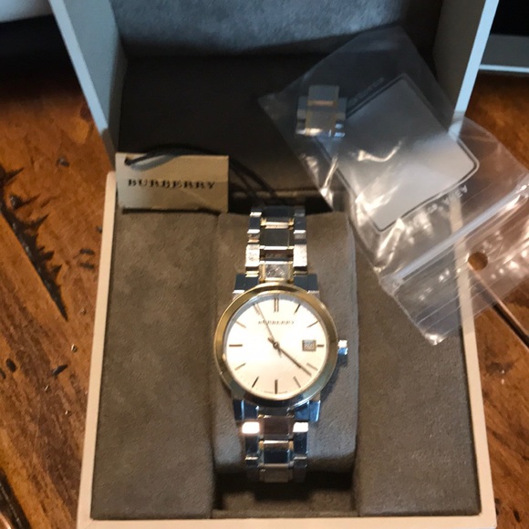 EUC Two-tone Burberry watch with date. - Picture 1 of 5